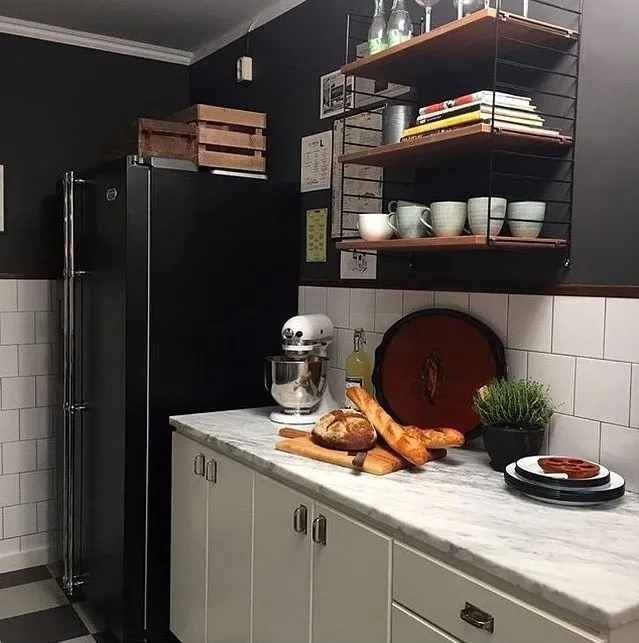 Czarna lodówka z kostkarką